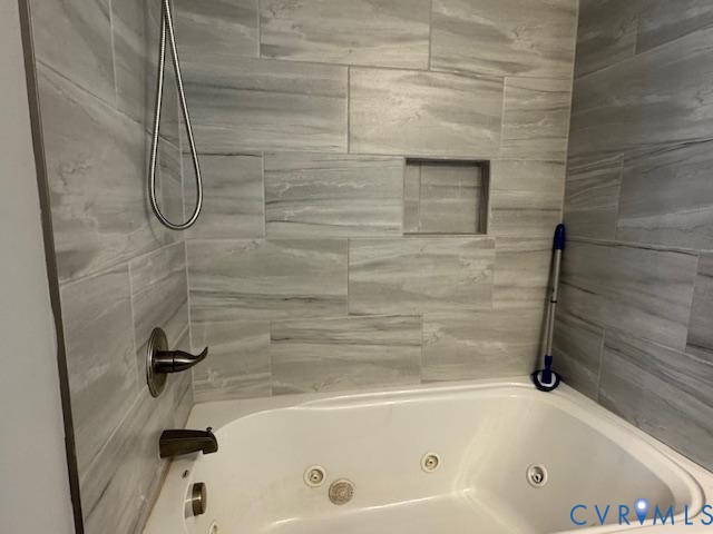 19886 River Road Courtland, VA 23837 - Photo 14 of 29 a bathroom with a bath tub