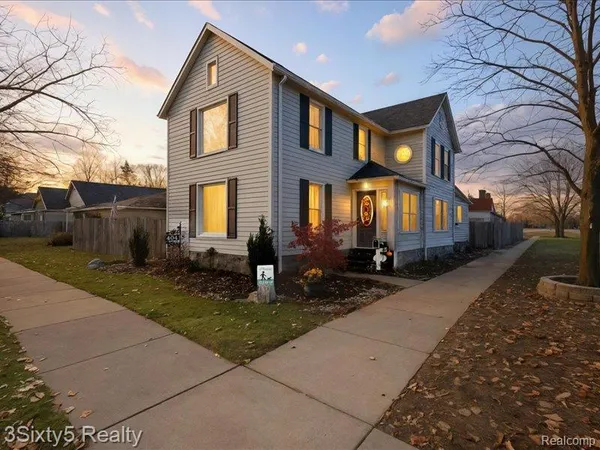 $2,500 | 404 Pine Street, Wyandotte, MI 48192