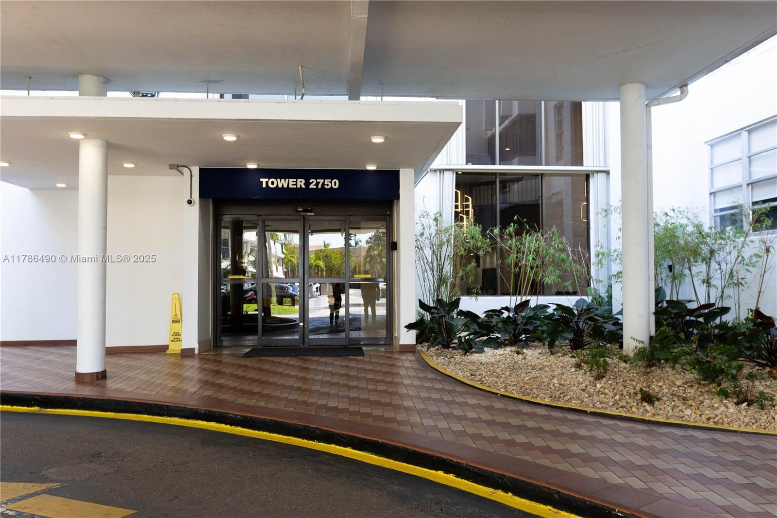 2750 Northeast 183rd Street, Unit 511 Aventura, FL 33160 - Photo 35 of 36 a view of a living room and kitchen view