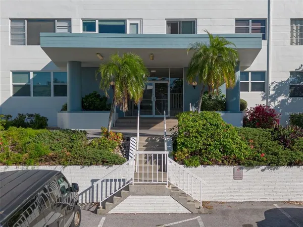$289,900 | 55 Harbor View Lane, Unit 301, Belleair Bluffs, FL 33770
