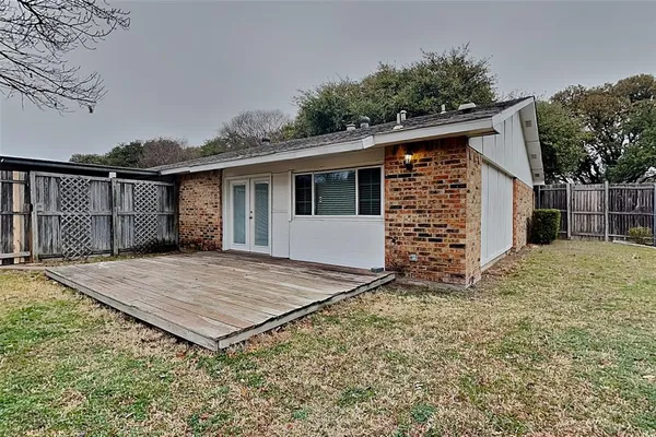 a view of a house with a backyard