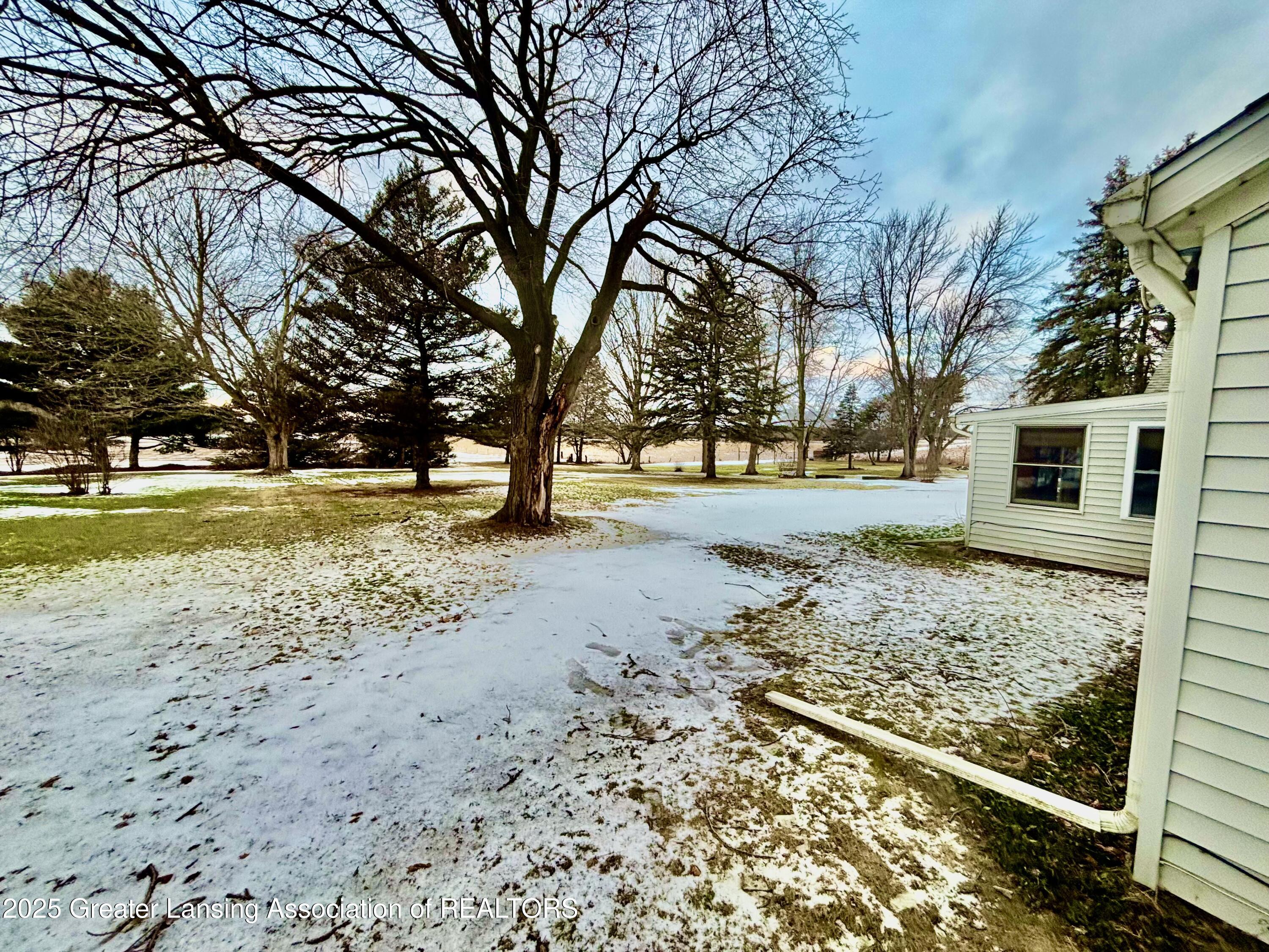 2174 South Cochran Road Charlotte, MI 48813 - Photo 5 of 38 IMG_1226