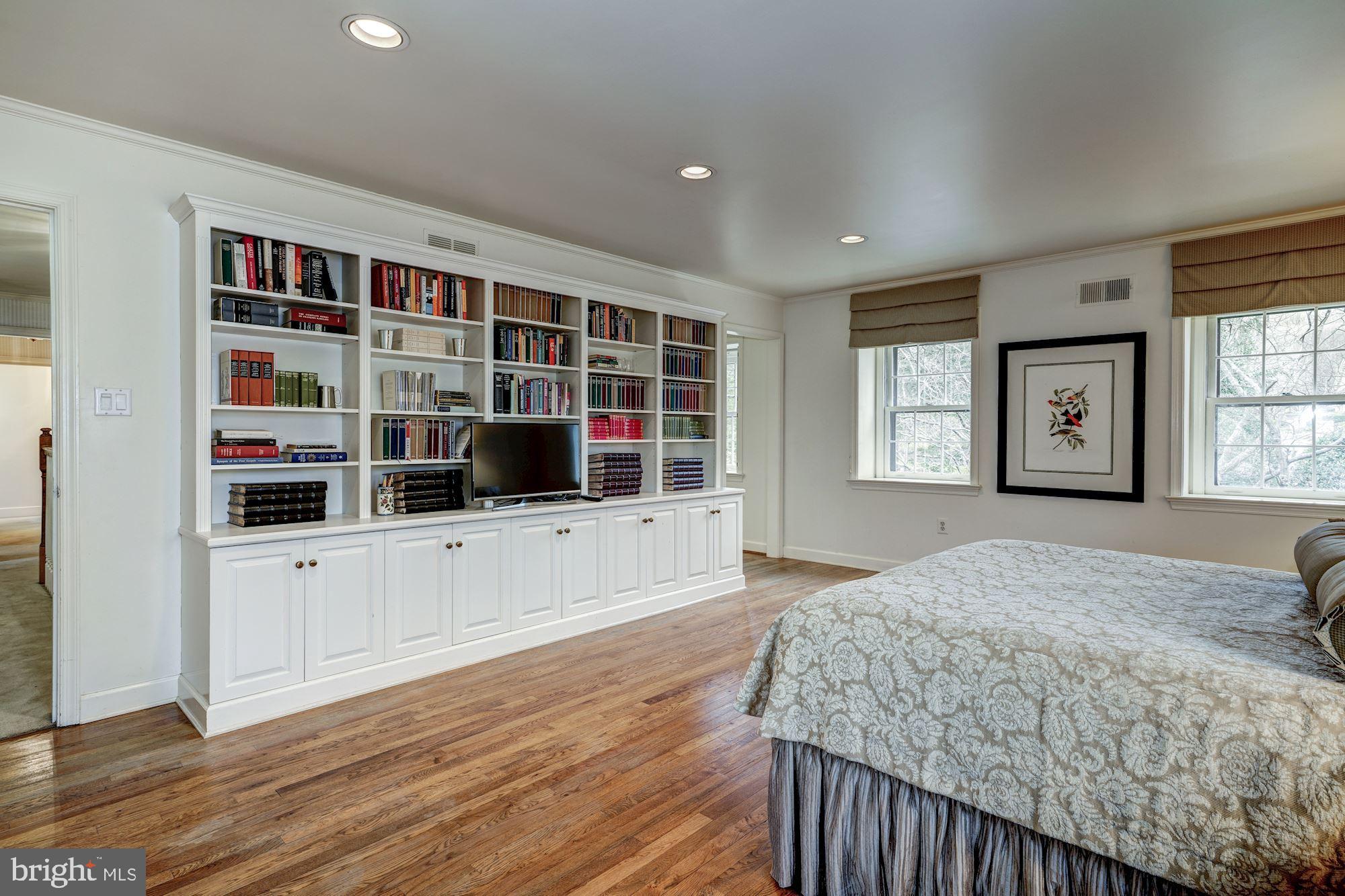 665 Potomac River Road McLean, VA 22102 - Photo 14 of 30 Upper Level - Master Bedroom