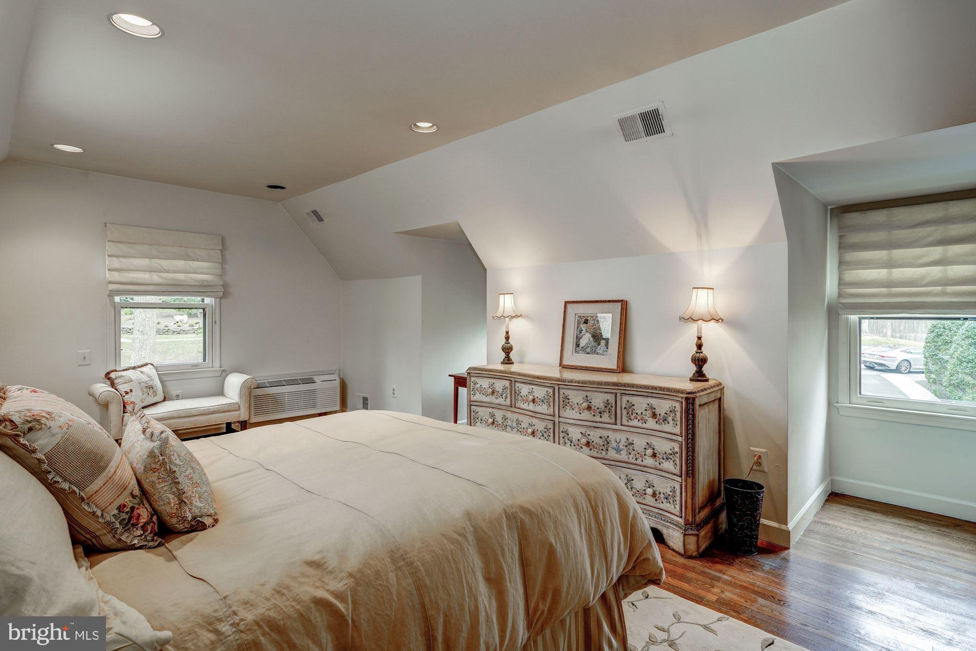 665 Potomac River Road McLean, VA 22102 - Photo 22 of 30 Upper Level - Guest Suite w/ Private Bath (BR #4)