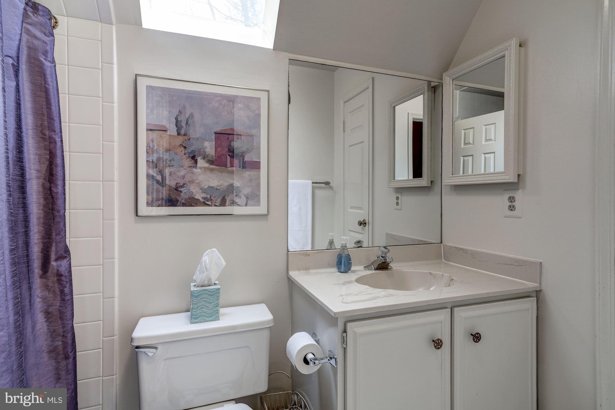 665 Potomac River Road McLean, VA 22102 - Photo 23 of 30 Upper Level - Guest Suite Private Bath