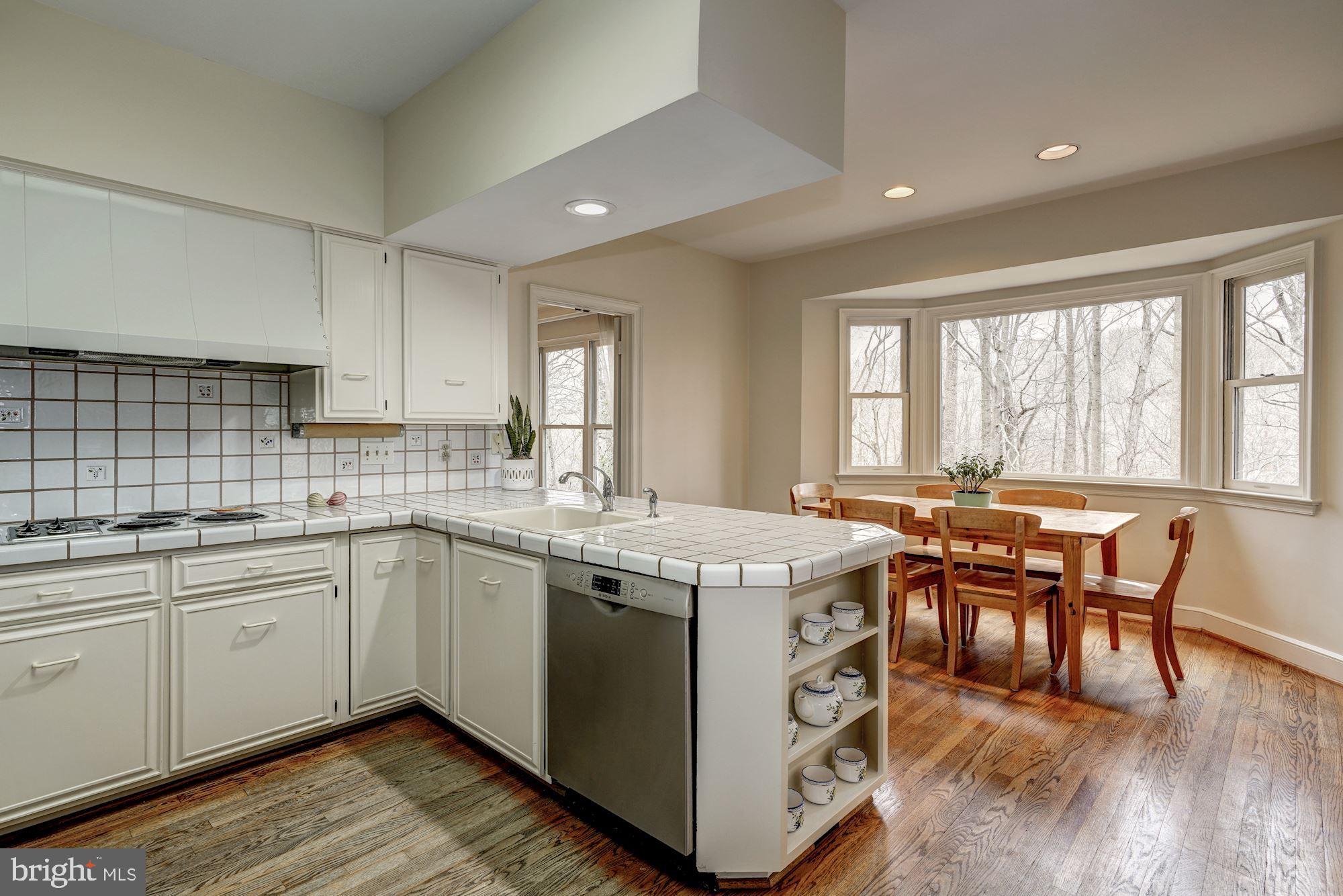 665 Potomac River Road McLean, VA 22102 - Photo 9 of 30 Main Level - Kitchen w/ Breakfast Area