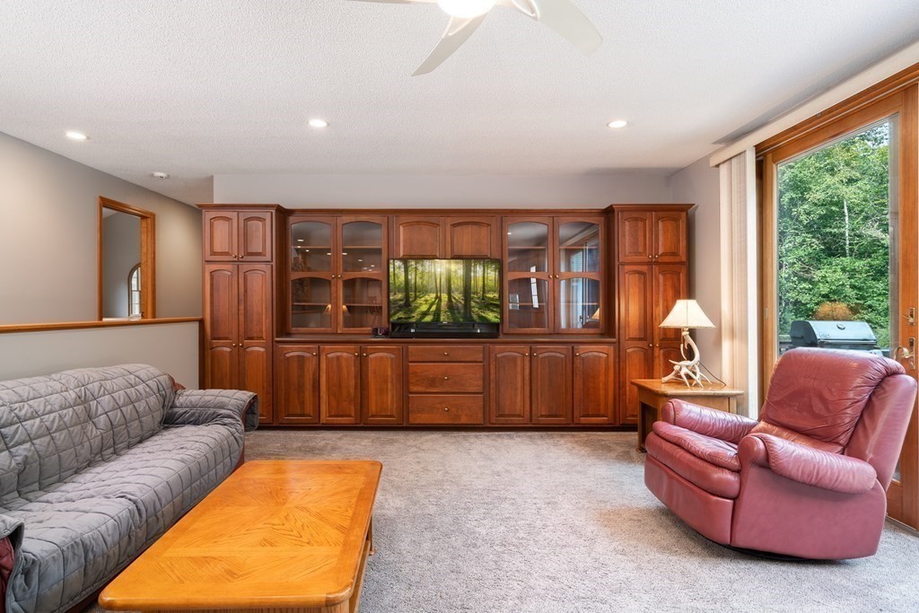 146 Fomer Road Southampton, MA 01073 - Photo 8 of 42