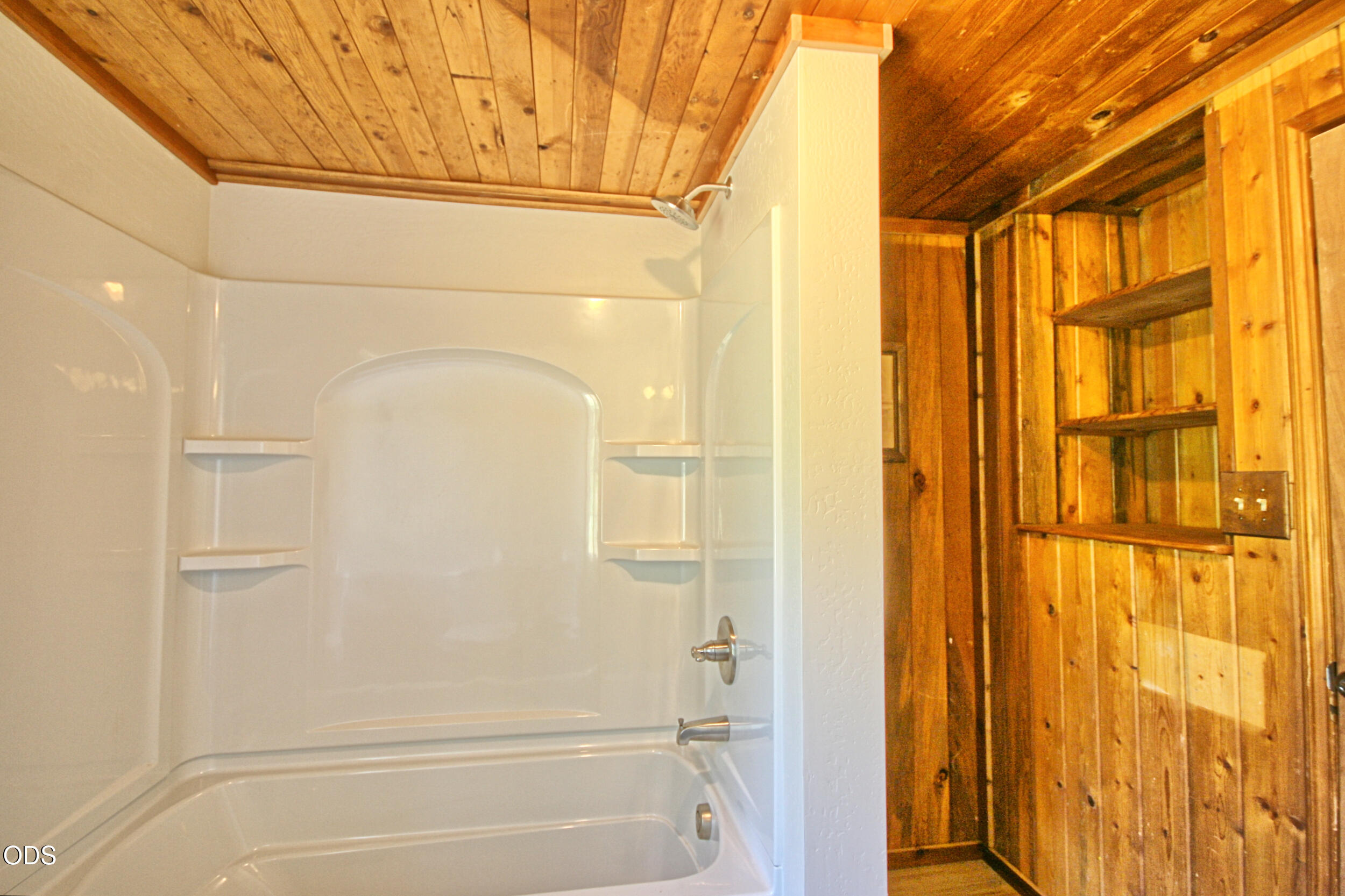 2525 Kinney Creek Road Jacksonville, OR 97530 - Photo 14 of 38 a bathroom with a shower