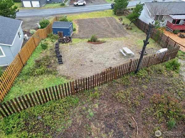 a view of a backyard with pathway
