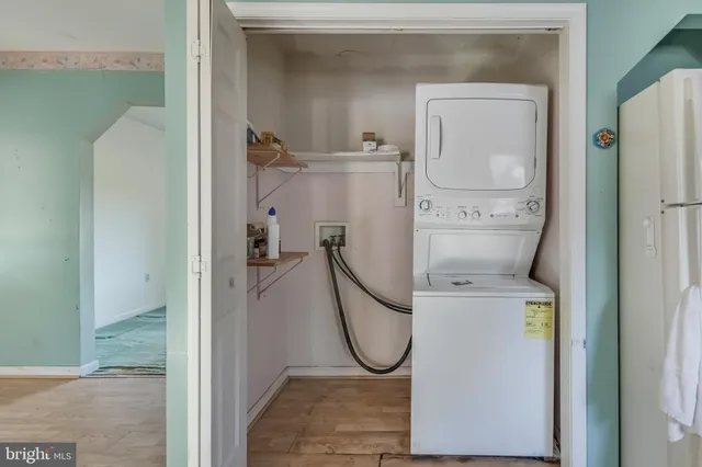 a view of an entryway with a livingroom