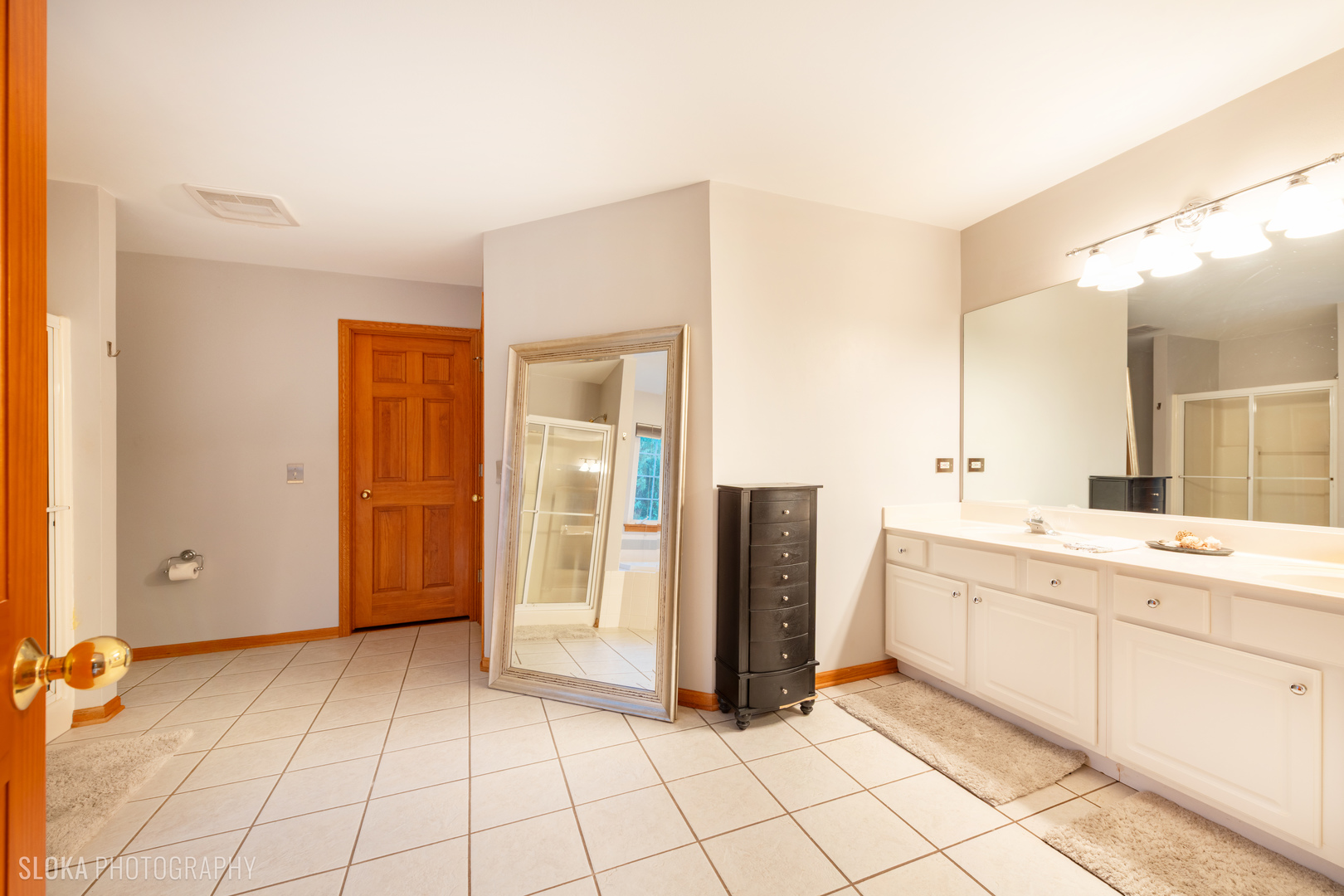1123 Village Road Crystal Lake, IL 60014 - Photo 25 of 46 a view of a kitchen with utility room