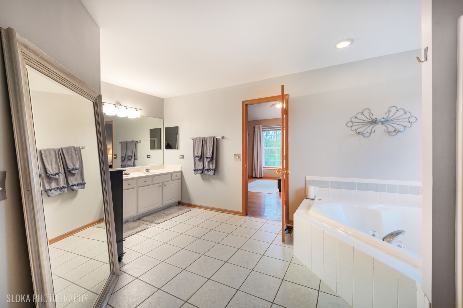 1123 Village Road Crystal Lake, IL 60014 - Photo 27 of 46 a bathroom with a bathtub sink and toilet