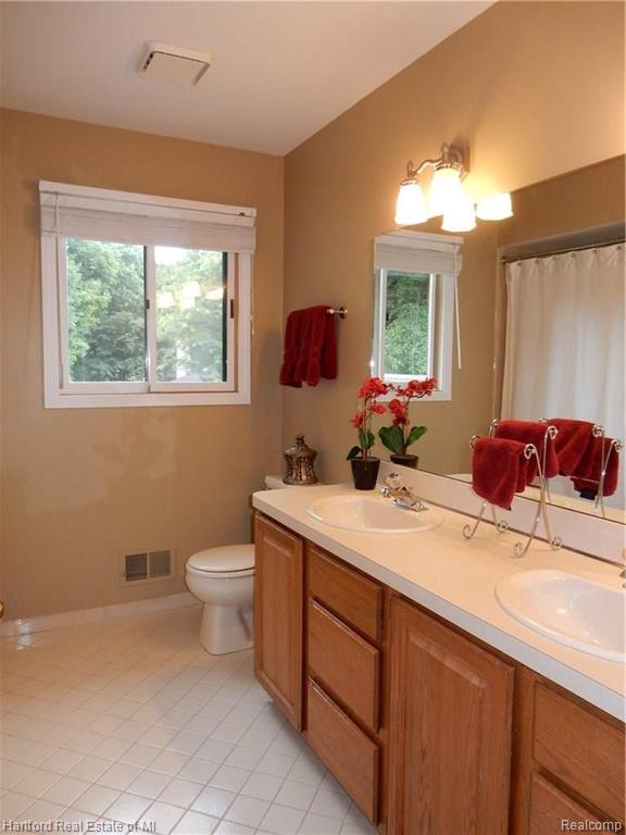 36768 Chesapeake Road Farmington Hills, MI 48335 - Photo 26 of 49