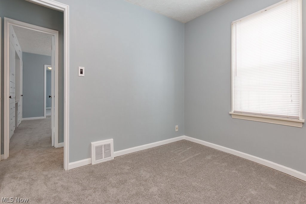 5121 Bridgewater Road Cleveland, OH 44124 - Photo 19 of 33 Front bedroom freshly painted with new carpet also in the hall.
