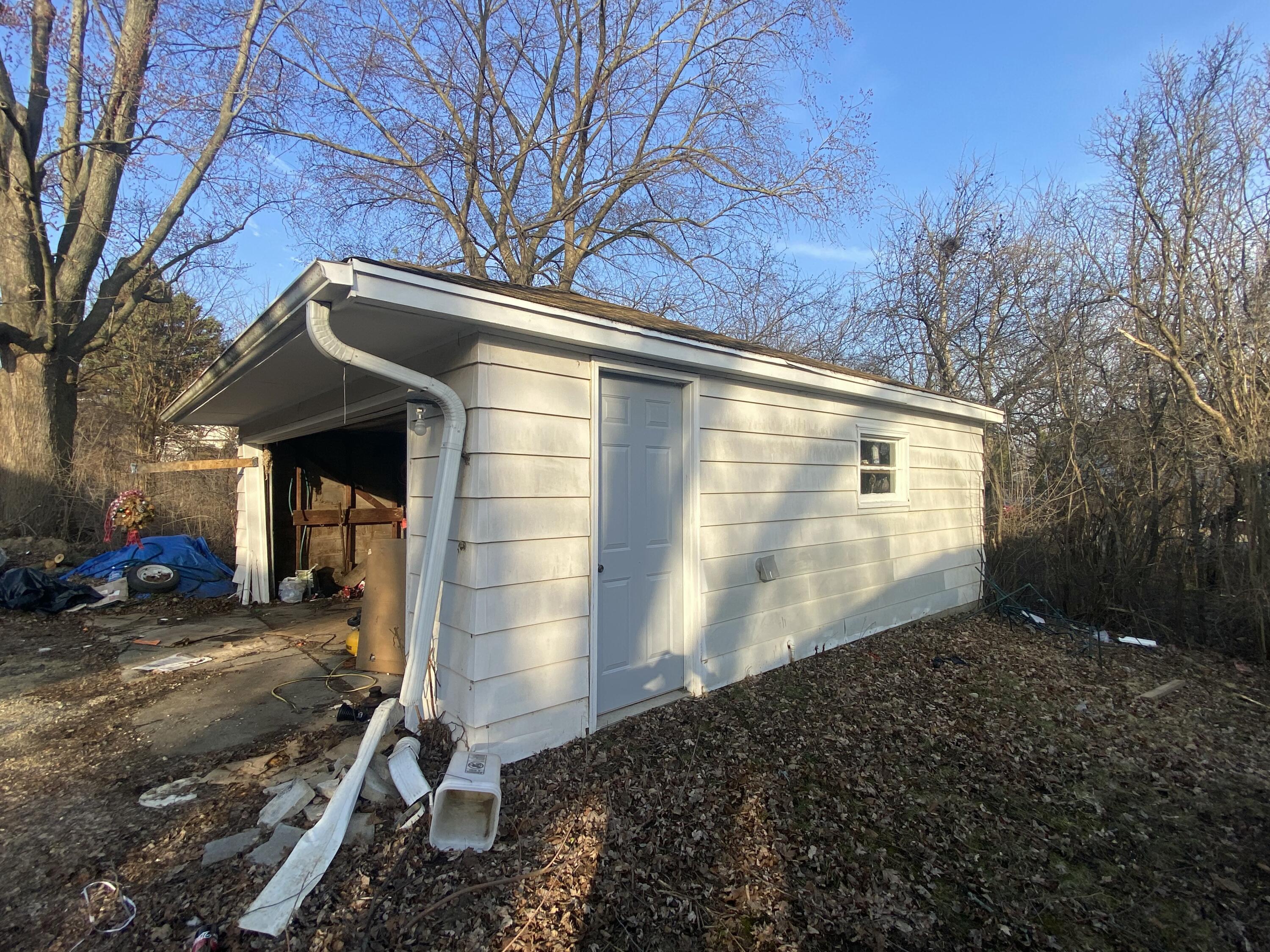 8621 North Granville Road Milwaukee, WI 53224 - Photo 10 of 13 Granville-Gar