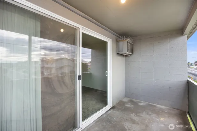 a view of entryway and hall