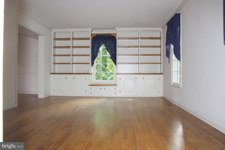 924 Melvin Road Annapolis, MD 21403 - Photo 2 of 18 Living Room