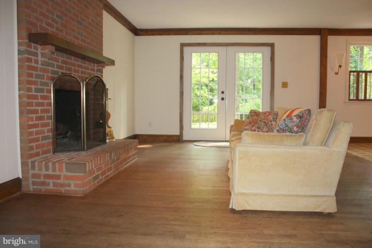924 Melvin Road Annapolis, MD 21403 - Photo 3 of 18 Family Room