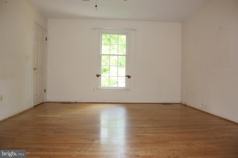 924 Melvin Road Annapolis, MD 21403 - Photo 4 of 18 Interior (General)