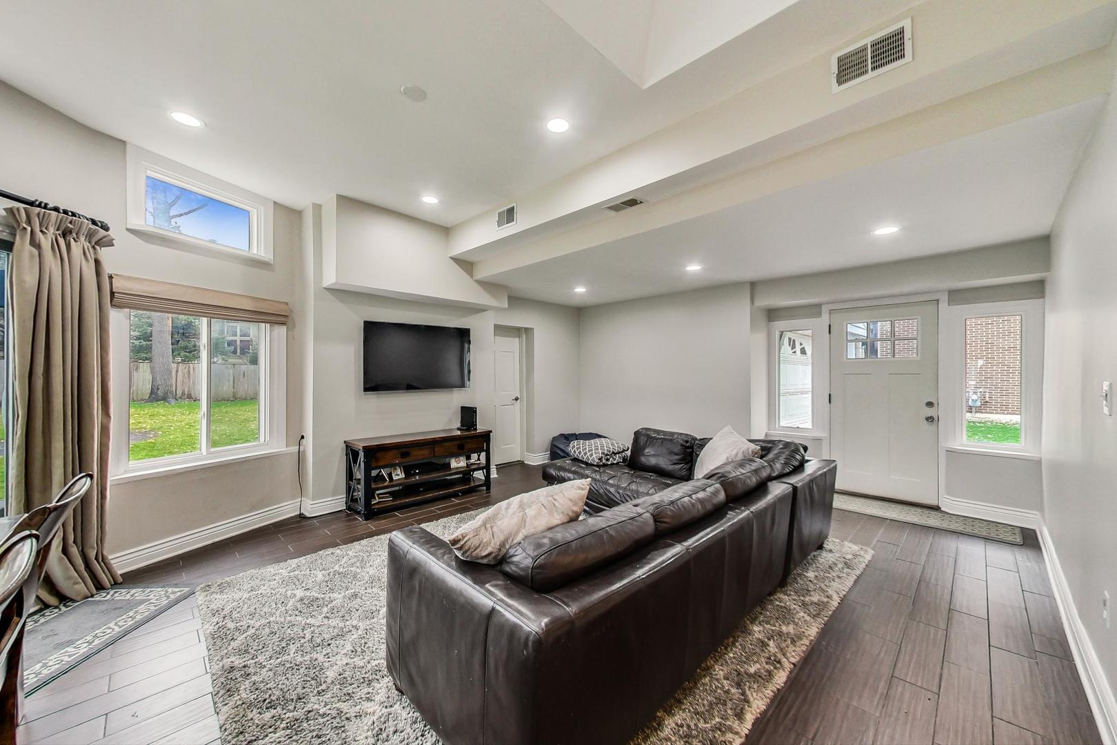 2339 Oak Tree Lane Park Ridge, IL 60068 - Photo 10 of 40 Gallery Image 10