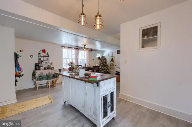 a view of a kitchen and dining room