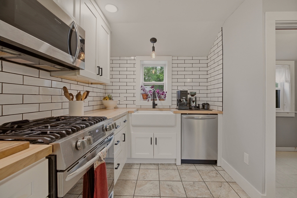 22 Hathaway Road Dartmouth, MA 02747 - Photo 4 of 37 Gallery Image 4