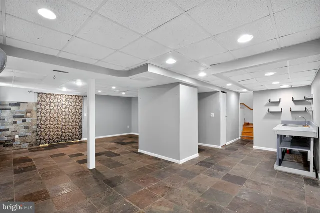 a view of livingroom with furniture