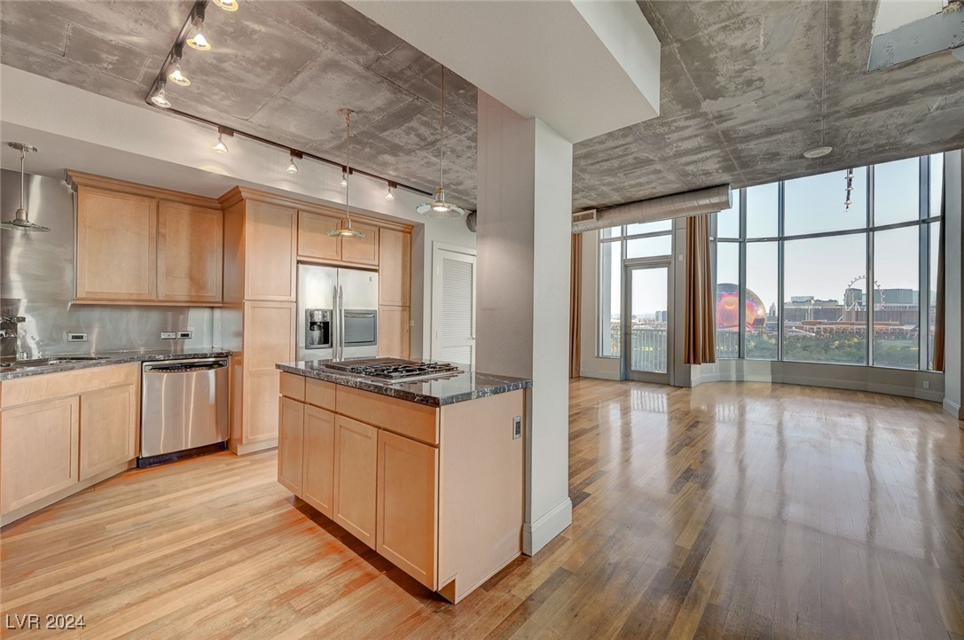 360 East Desert Inn Road, Unit 1007 Las Vegas, NV 89109 - Photo 18 of 50 Kitchen