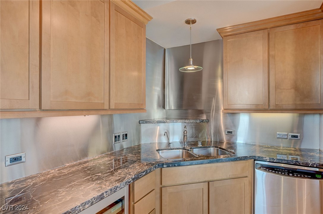 360 East Desert Inn Road, Unit 1007 Las Vegas, NV 89109 - Photo 19 of 50 Kitchen