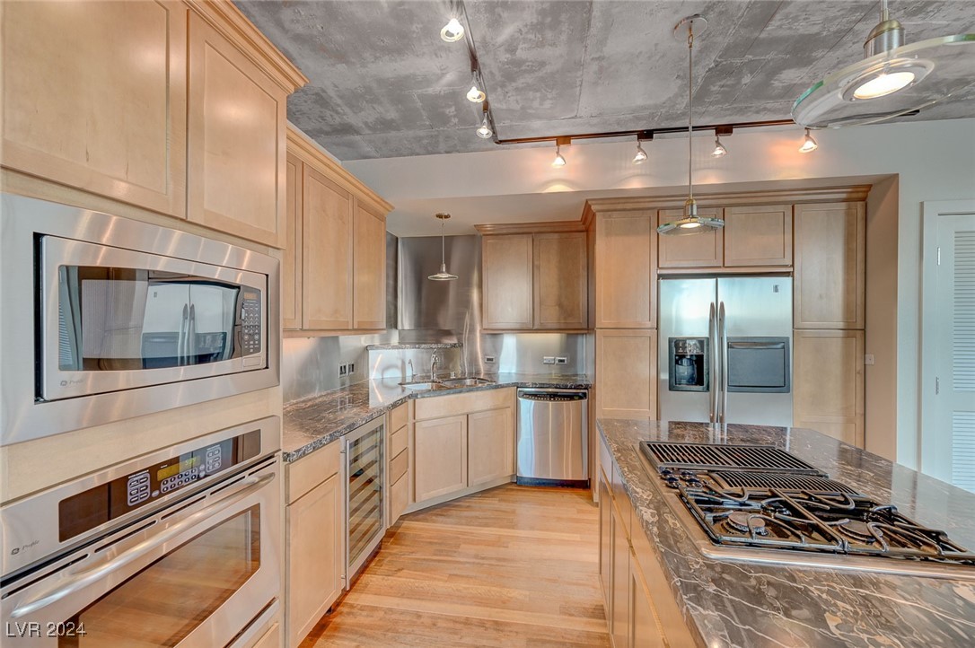 360 East Desert Inn Road, Unit 1007 Las Vegas, NV 89109 - Photo 20 of 50 Kitchen