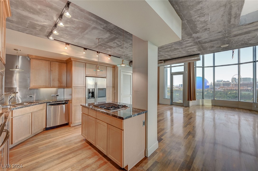 360 East Desert Inn Road, Unit 1007 Las Vegas, NV 89109 - Photo 21 of 50 Kitchen