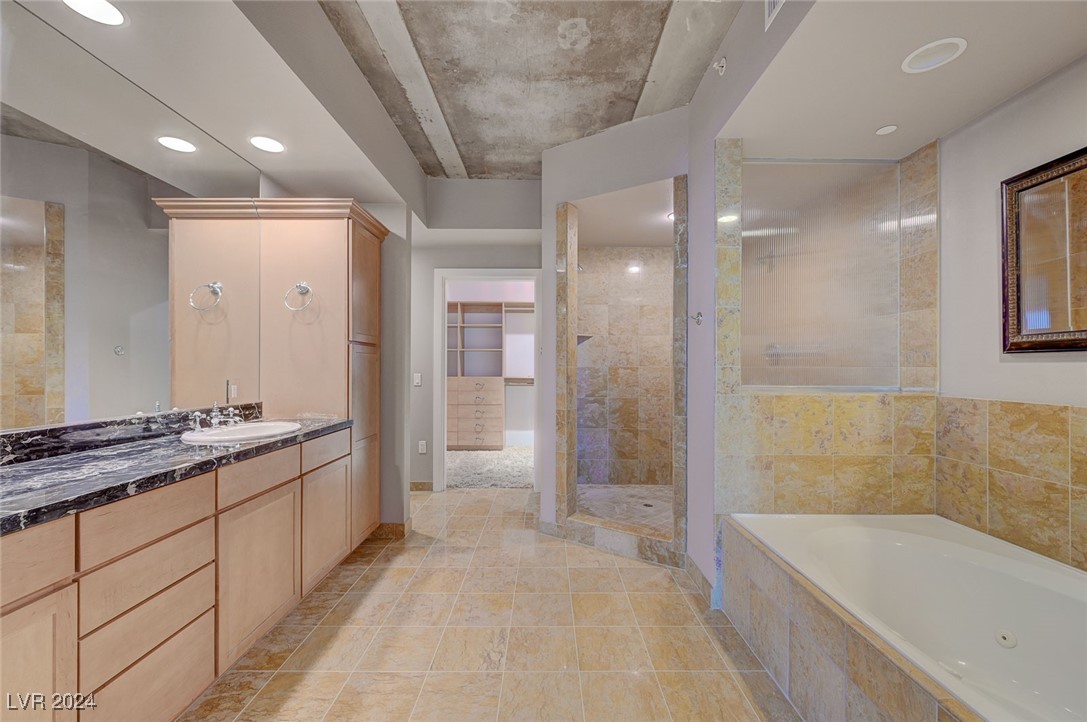 360 East Desert Inn Road, Unit 1007 Las Vegas, NV 89109 - Photo 32 of 50 Primary Bathroom
