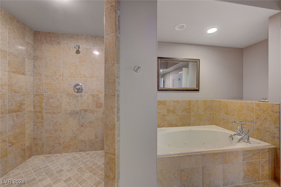 360 East Desert Inn Road, Unit 1007 Las Vegas, NV 89109 - Photo 35 of 50 Primary Bathroom