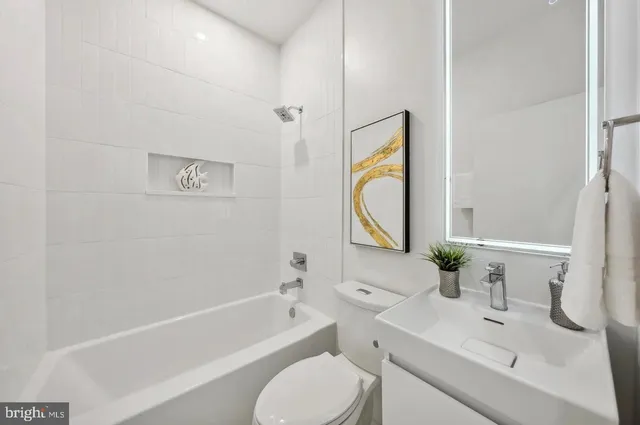 $3,700 | 2015 13th Street Northwest, Unit 2, Washington, DC 20009