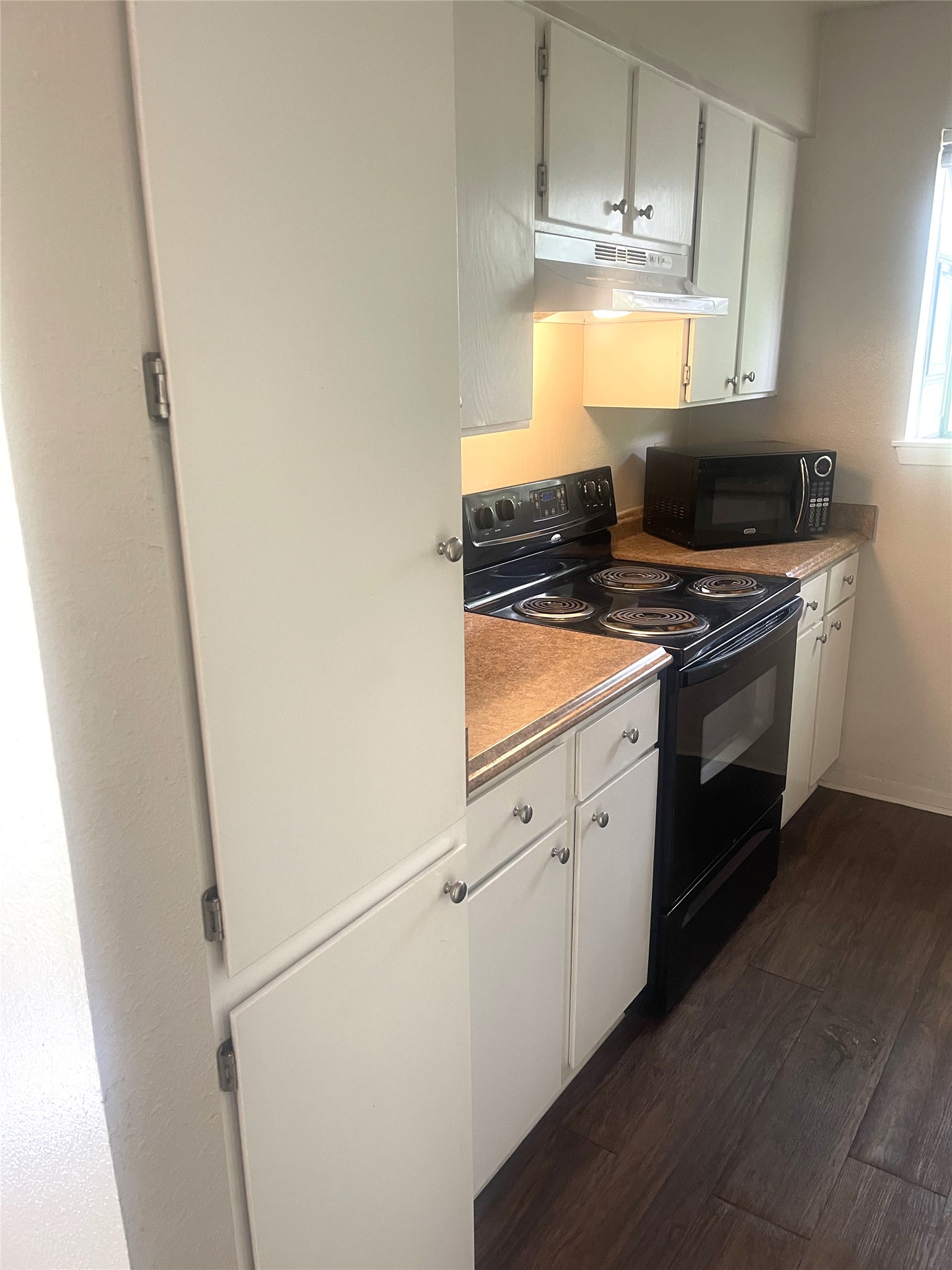 2005 West Loop, Unit D1 Austin, TX 78758 - Photo 20 of 31 a kitchen with a stove and a microwave
