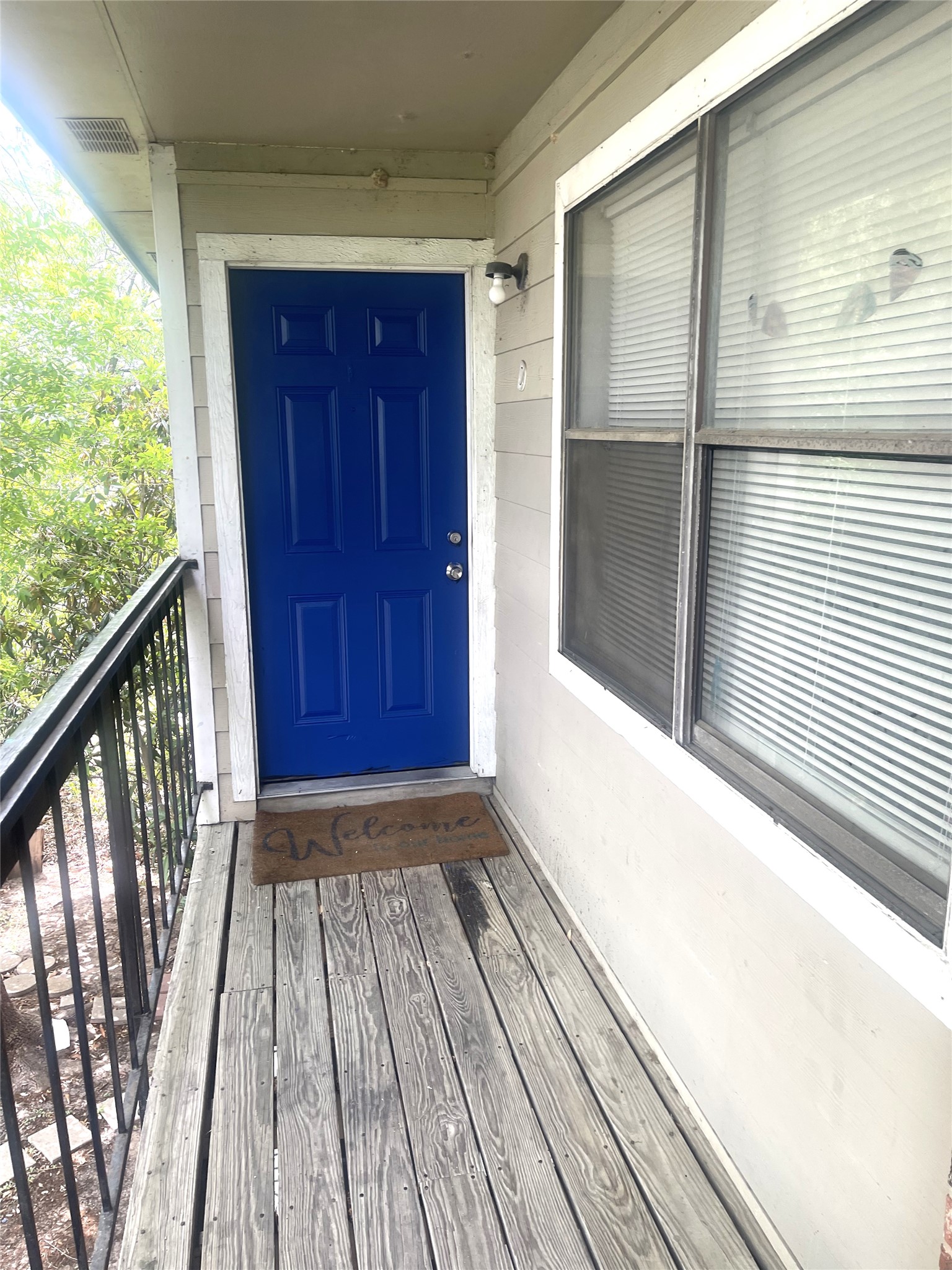 2005 West Loop, Unit D1 Austin, TX 78758 - Photo 2 of 31 a view of wooden balcony