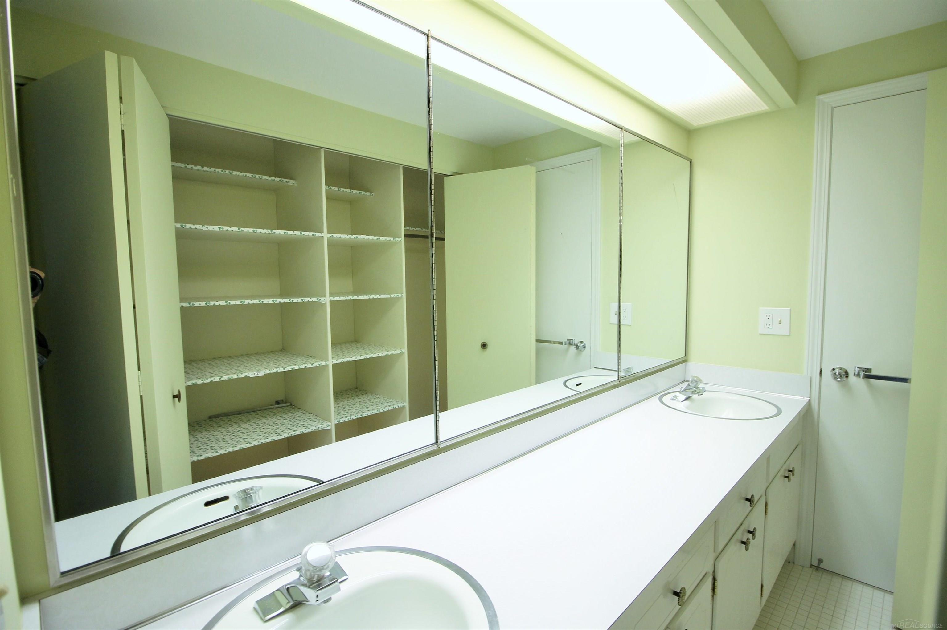 1341 Devonshire Road Grosse Pointe, MI 48230 - Photo 38 of 68 50094711-37.JPG