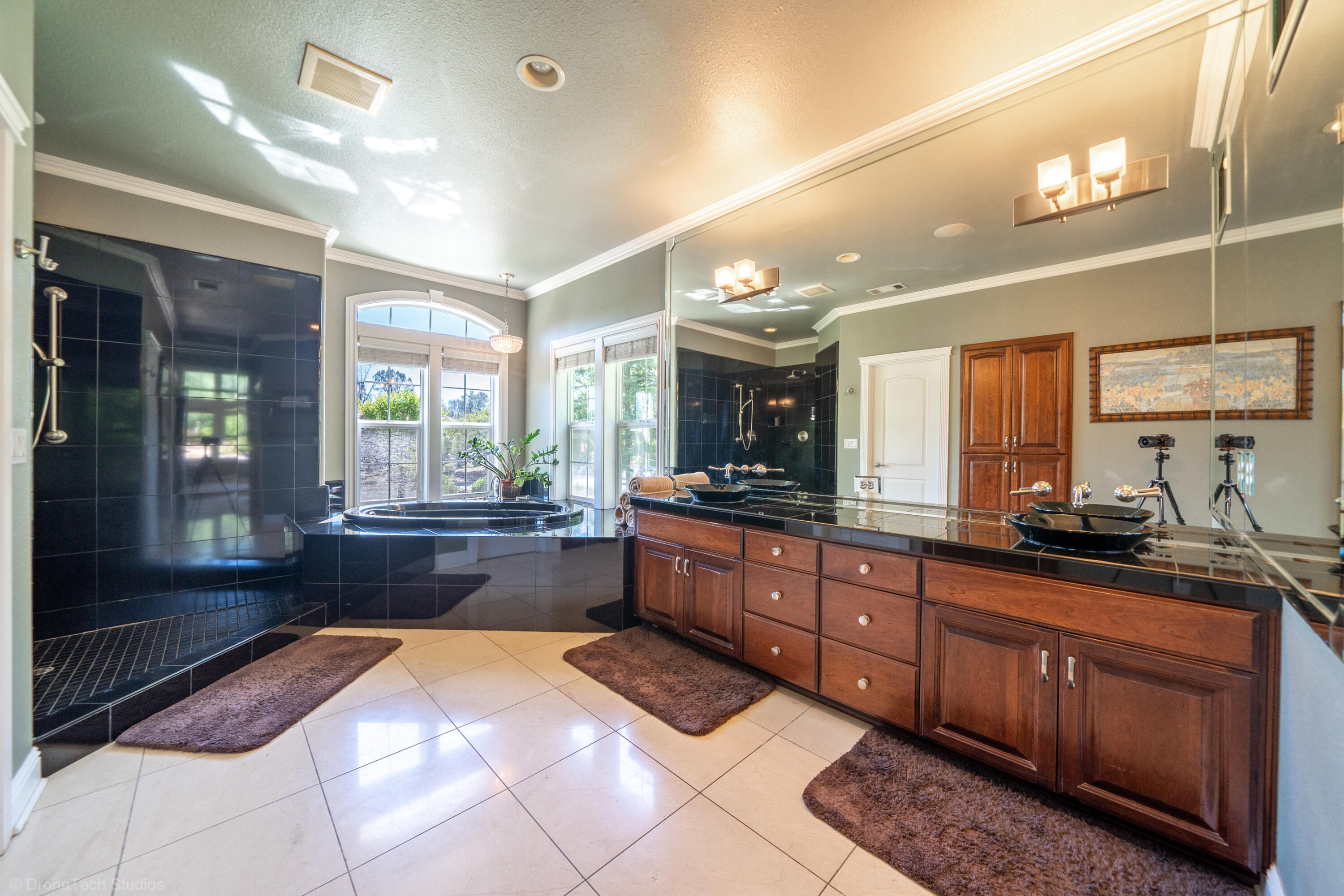 13096 Tierra Heights Road Redding, CA 96003 - Photo 16 of 105 Interior-37