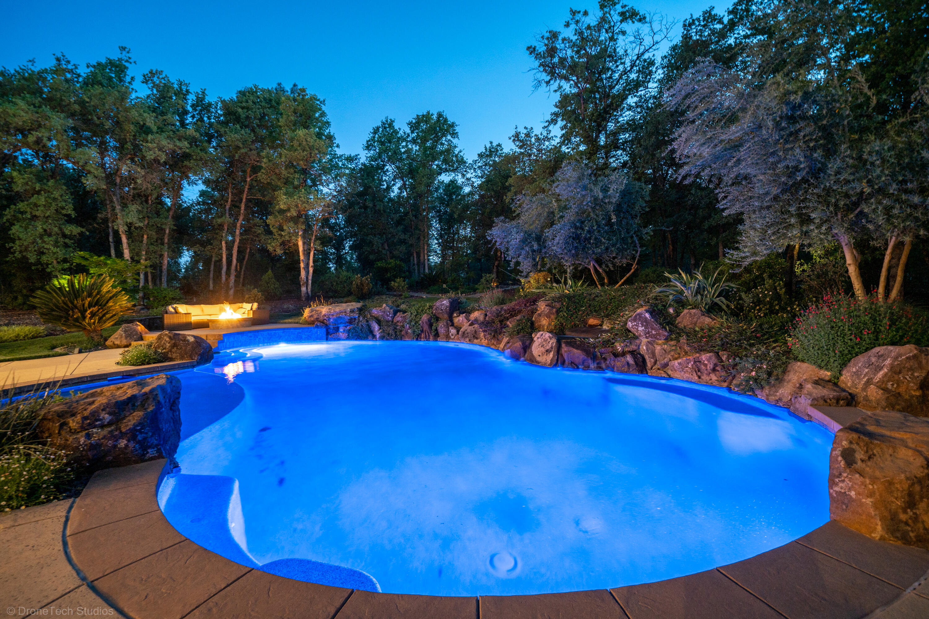 13096 Tierra Heights Road Redding, CA 96003 - Photo 5 of 105 Night-21