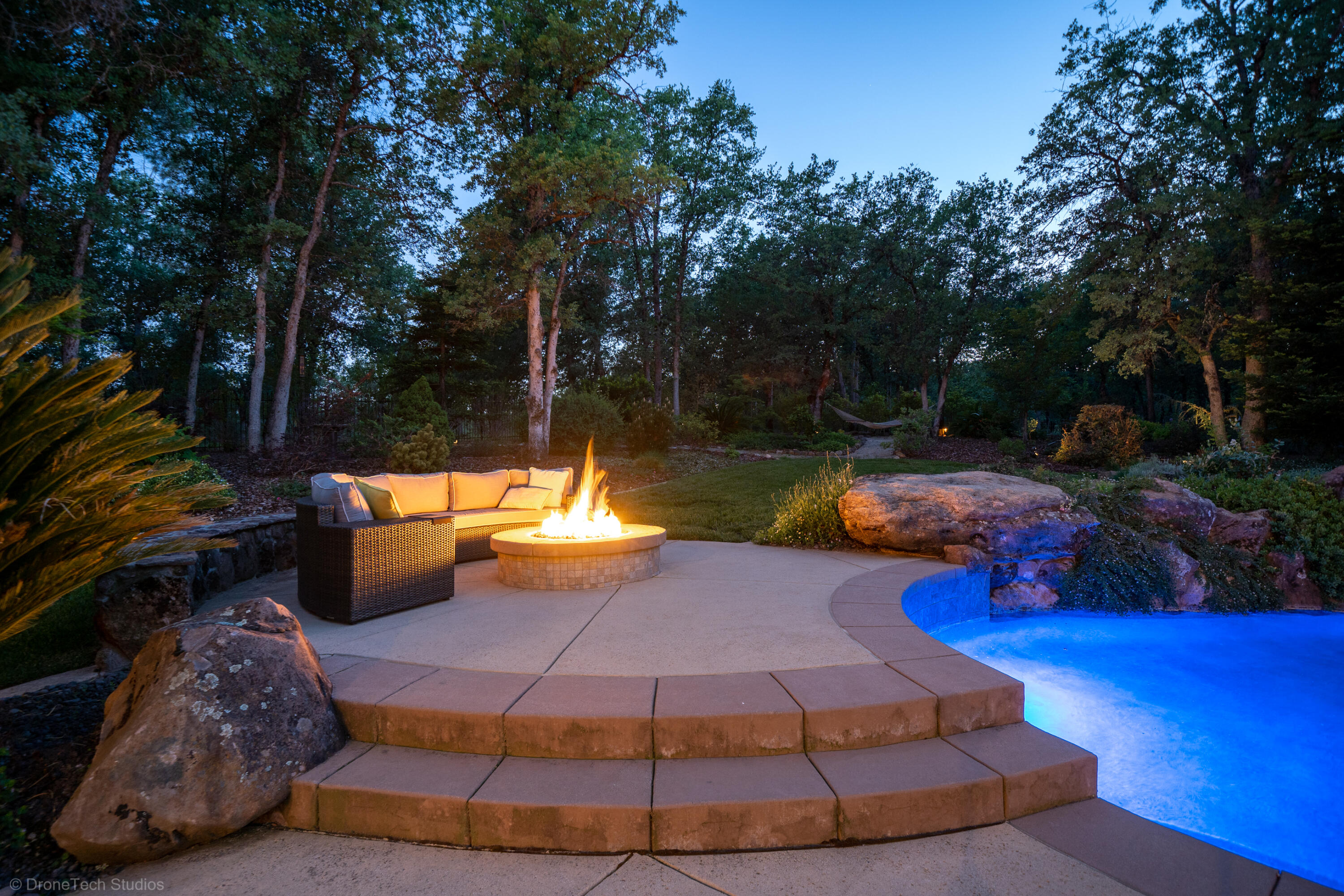 13096 Tierra Heights Road Redding, CA 96003 - Photo 7 of 105 Night-8