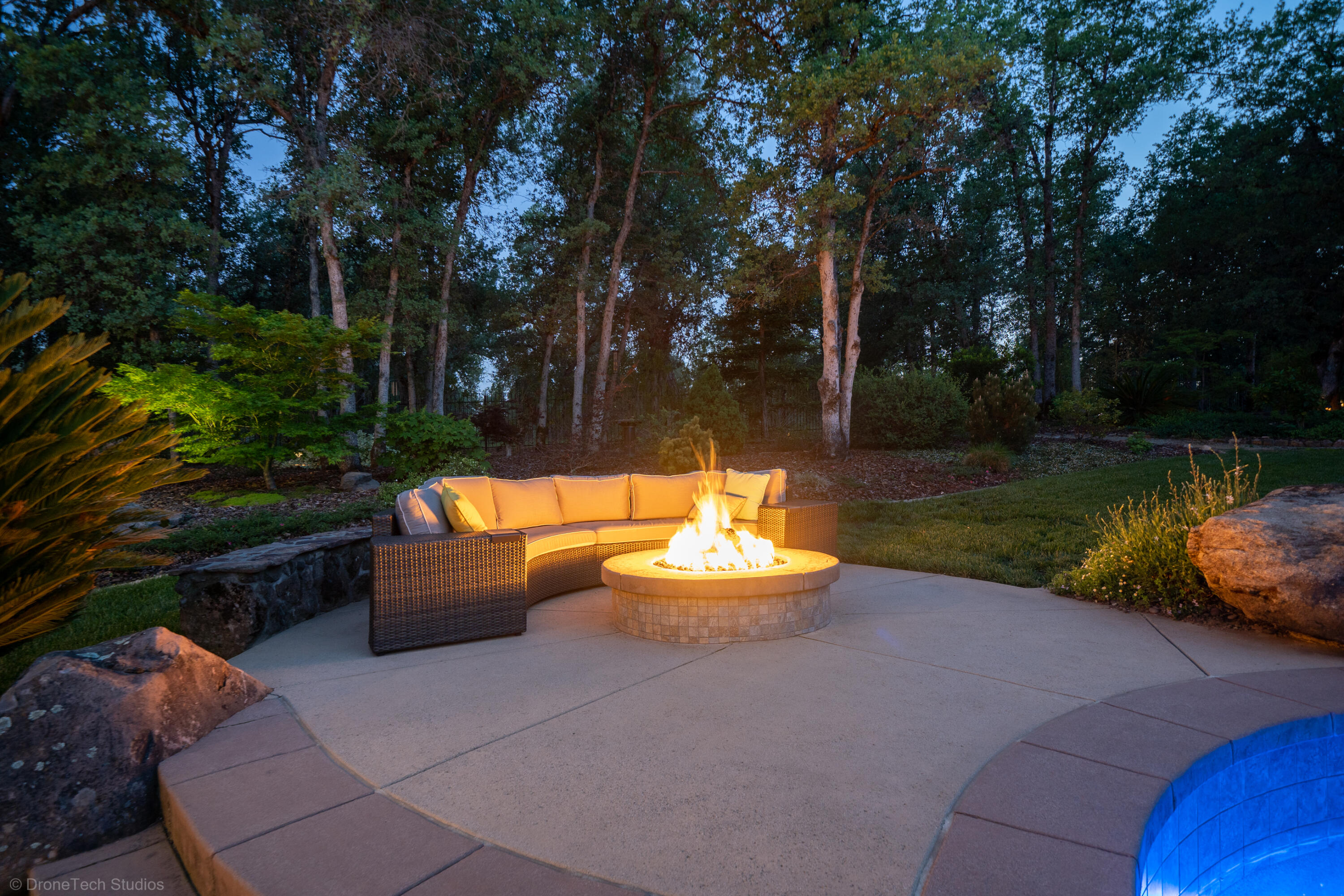 13096 Tierra Heights Road Redding, CA 96003 - Photo 93 of 105 Night-9