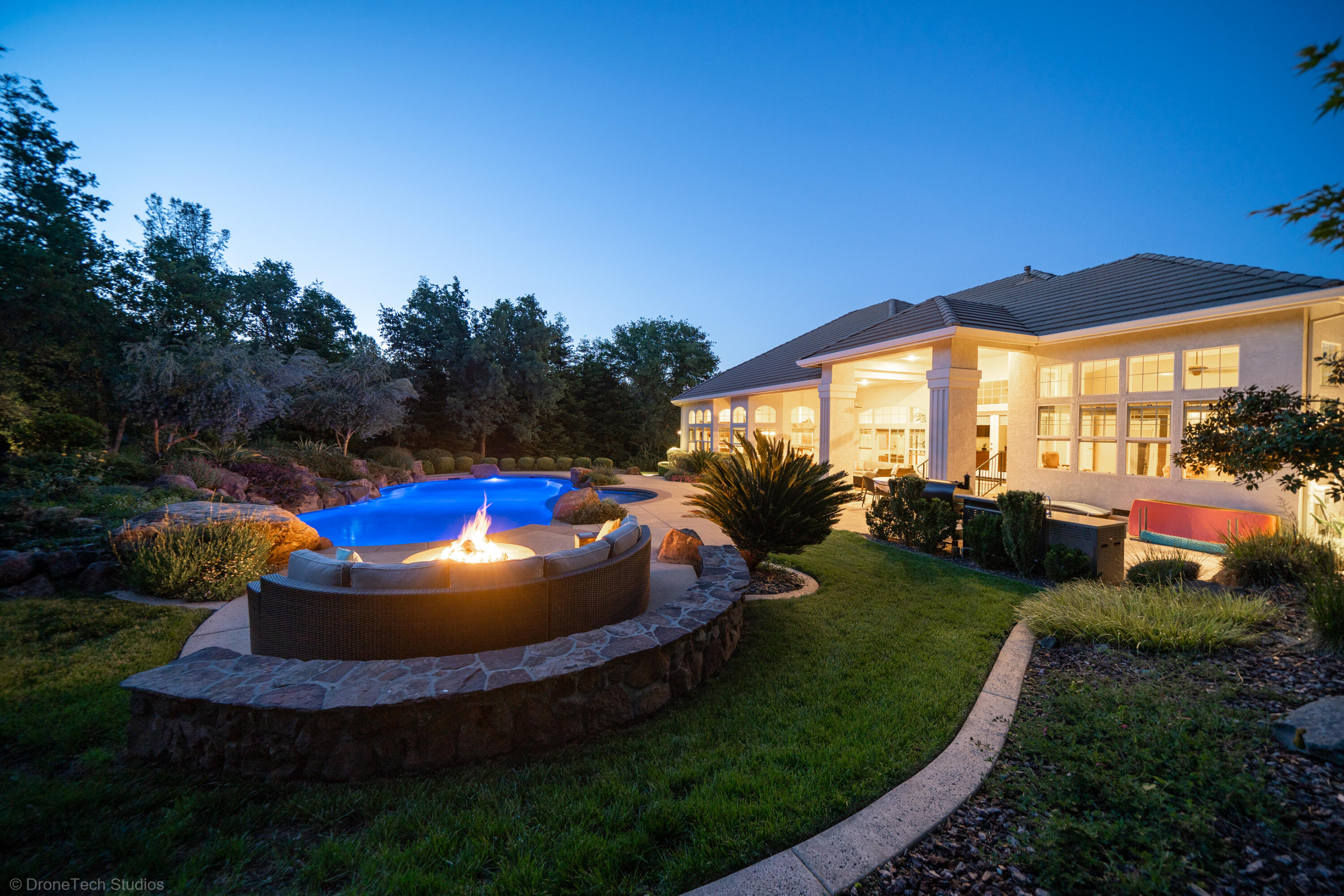 13096 Tierra Heights Road Redding, CA 96003 - Photo 95 of 105 Night-14