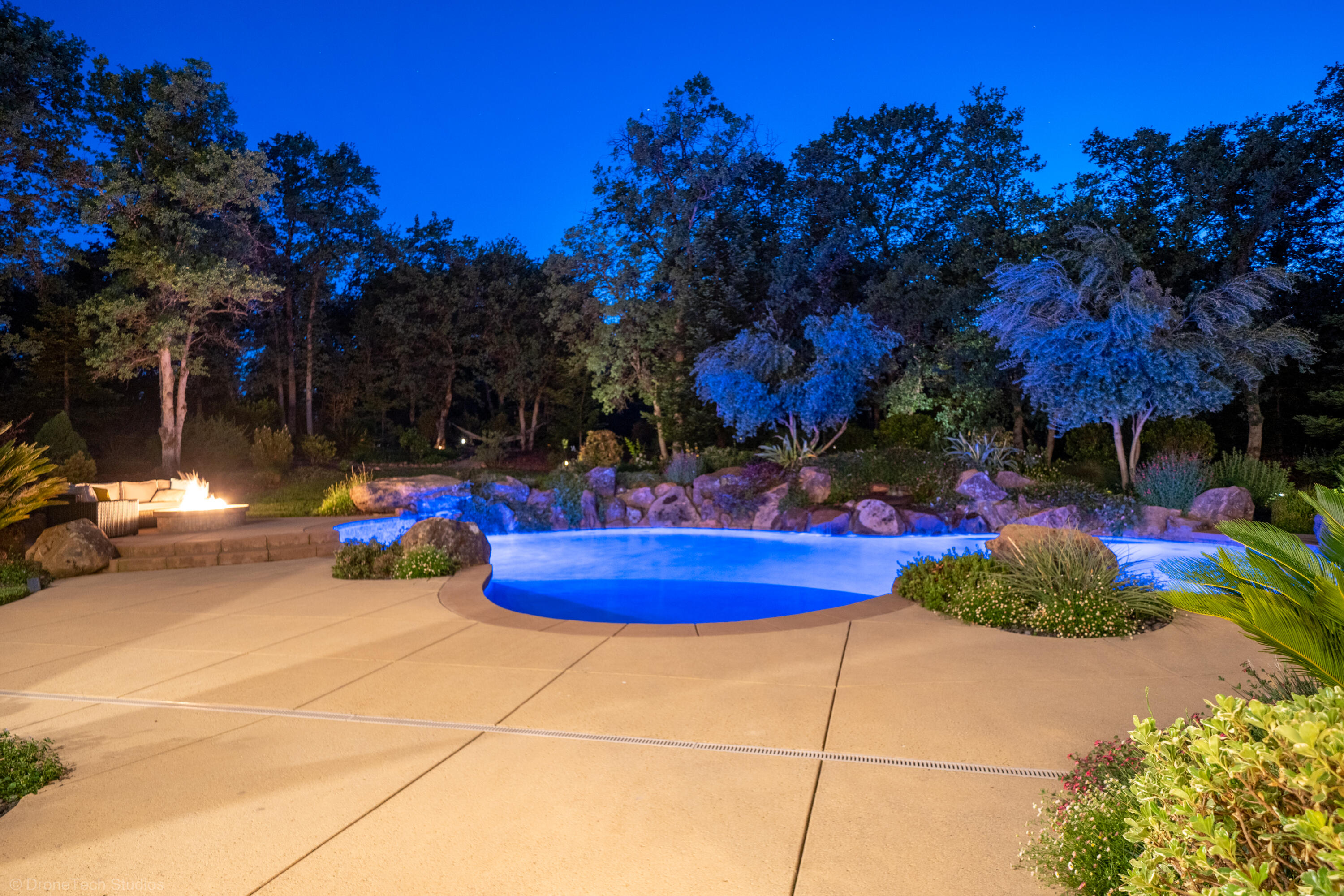 13096 Tierra Heights Road Redding, CA 96003 - Photo 96 of 105 Night-15