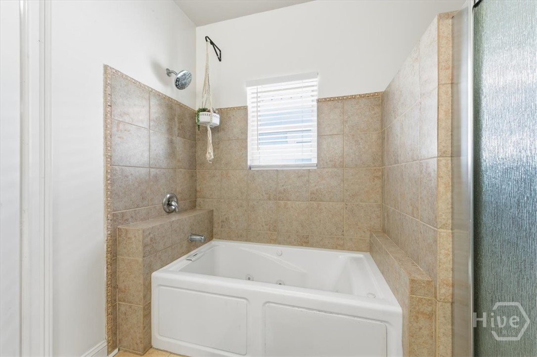 516 West 37th Street Savannah, GA 31415 - Photo 35 of 43 Primary Soaking Tub