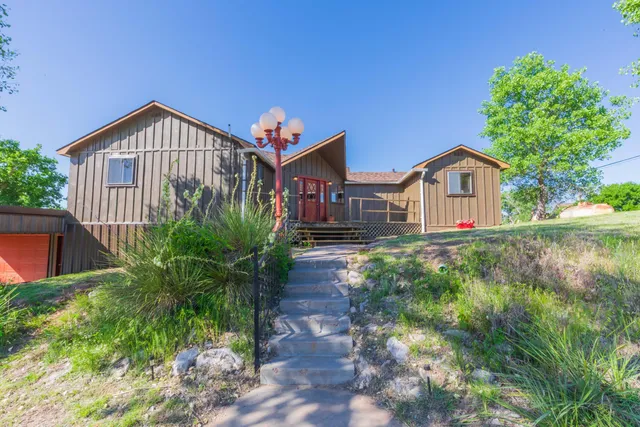 a view of a house with yard and plants