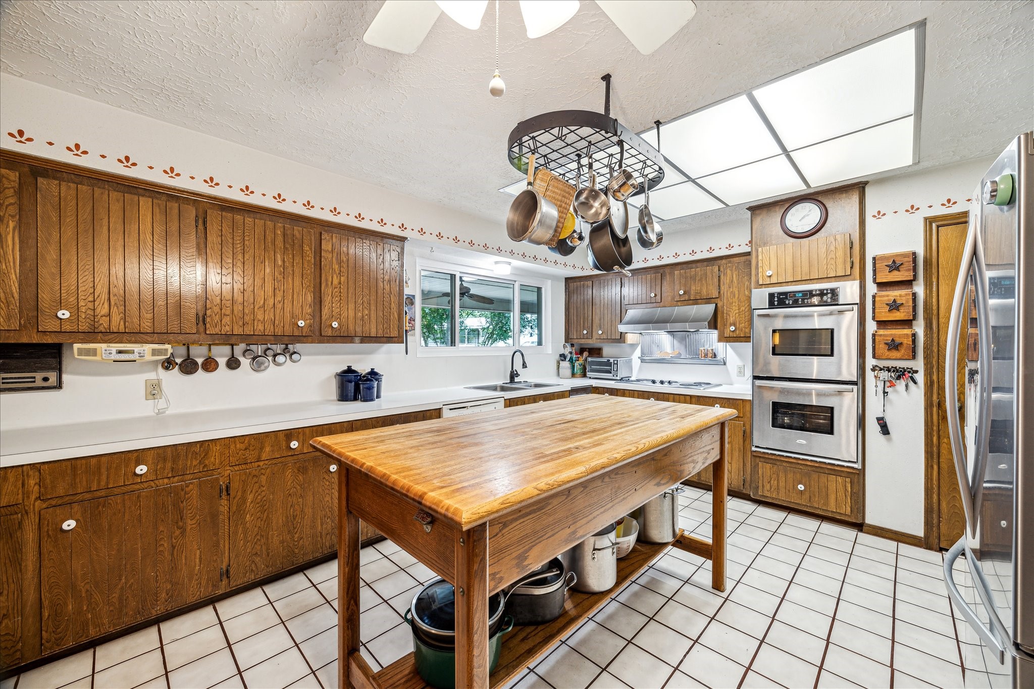 17814 Seidel Cemetary Road Tomball, TX 77377 - Photo 15 of 30 a kitchen with stainless steel appliances a stove a refrigerator and cabinets