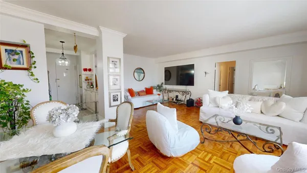 $270,000 | 3 Fordham Hill Ovl, Unit 8B | University Heights