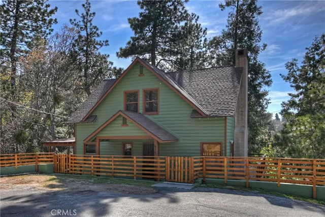 a view of front of a house with a small yard