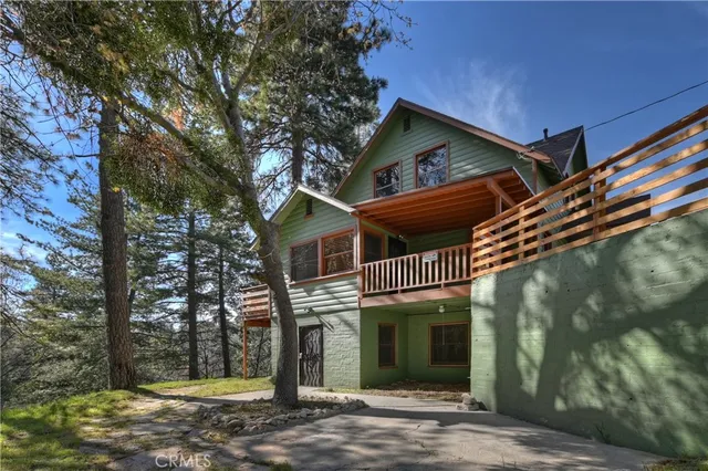 a view of a pathway with a yard