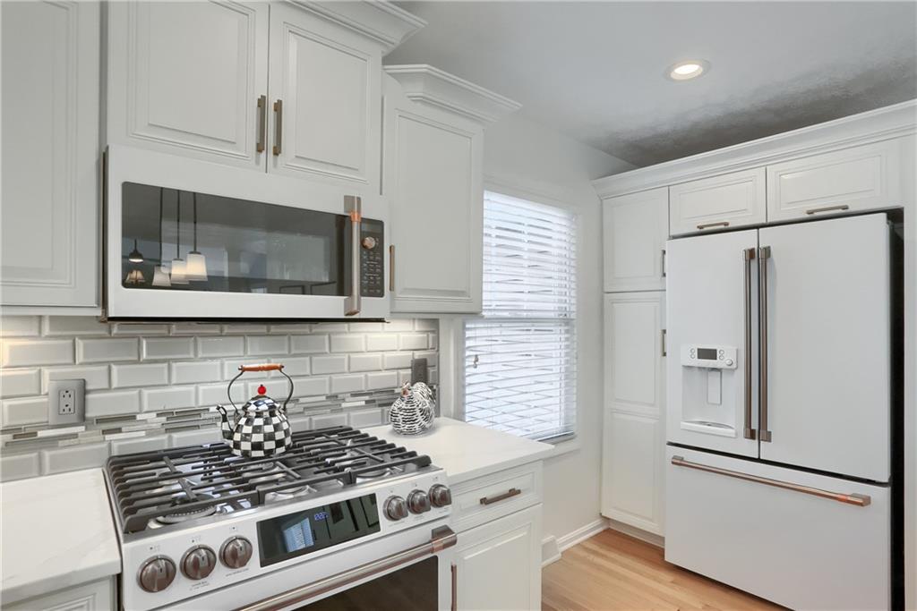 4201 Battle Ridge Road McDonald, PA 15057 - Photo 20 of 50 a kitchen with stainless steel appliances a stove and a microwave
